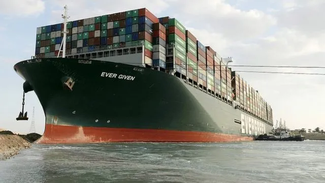 Gran buque portacontenedores navegando con contenedores apilados