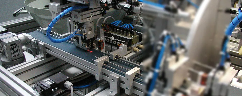 Equipo de automatización con componentes neumáticos y cintas