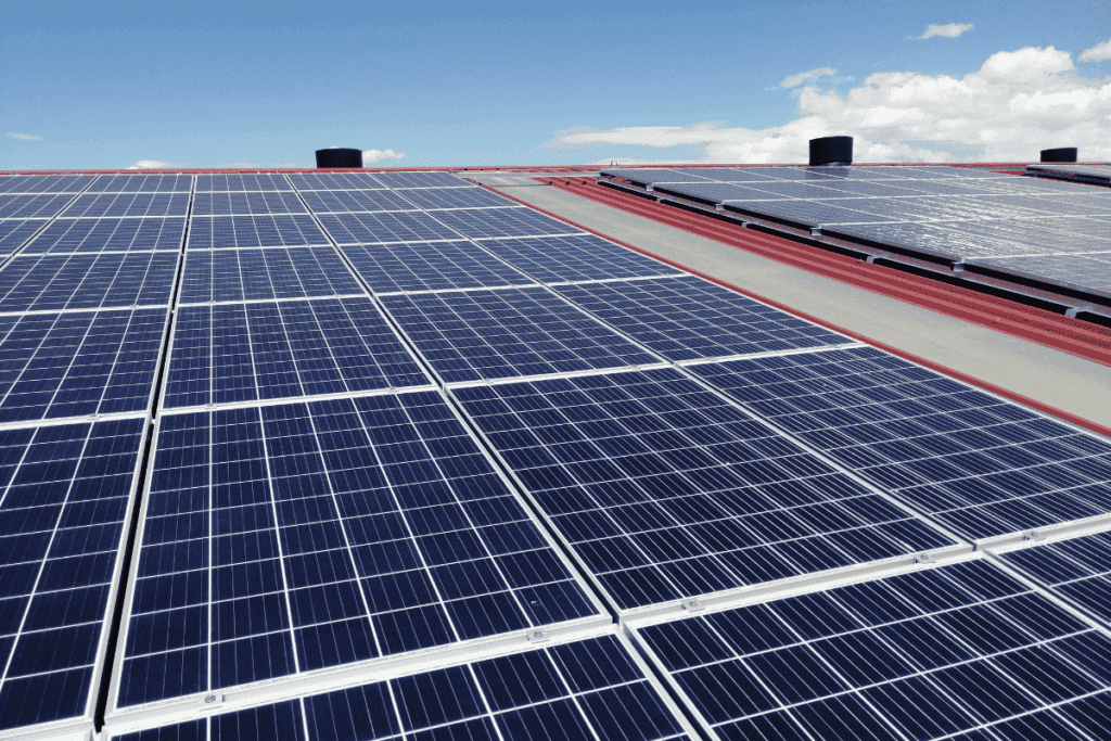 Paneles solares azules instalados en un tejado bajo un cielo despejado.