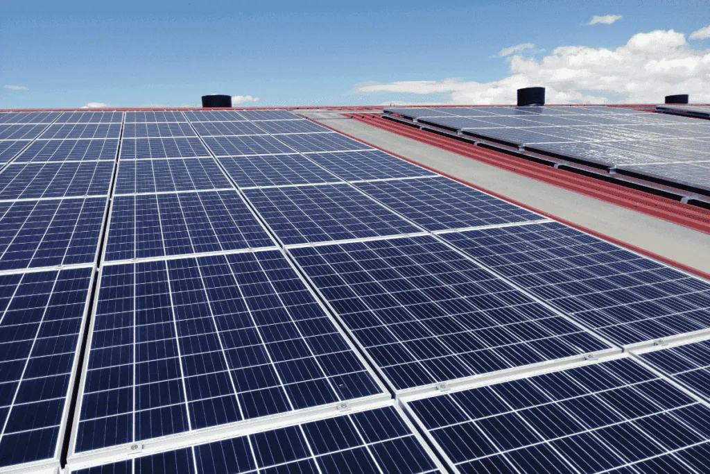 Paneles solares azules instalados en un tejado bajo un cielo despejado.