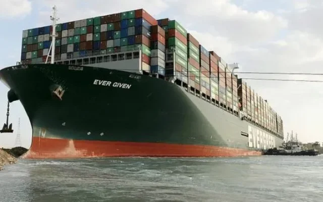 Gran buque portacontenedores navegando con contenedores apilados