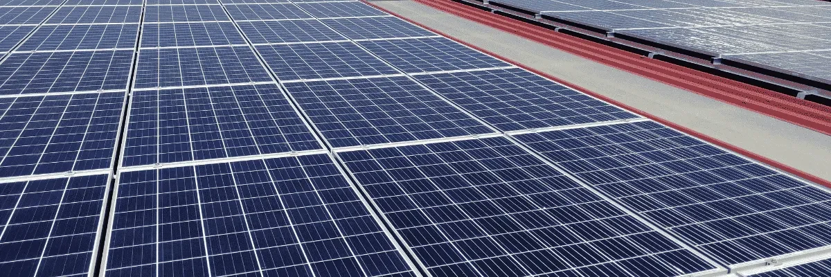 Paneles solares azules instalados en un tejado bajo un cielo despejado.