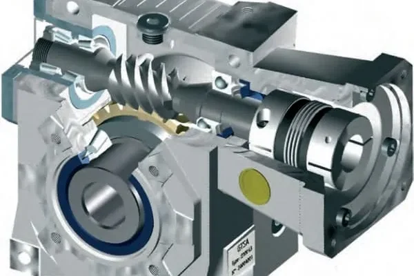 Primer plano de un motorreductor industrial de velocidad. Equipo esencial para optimizar la potencia y el par en sistemas de engranajes de maquinaria industrial.
