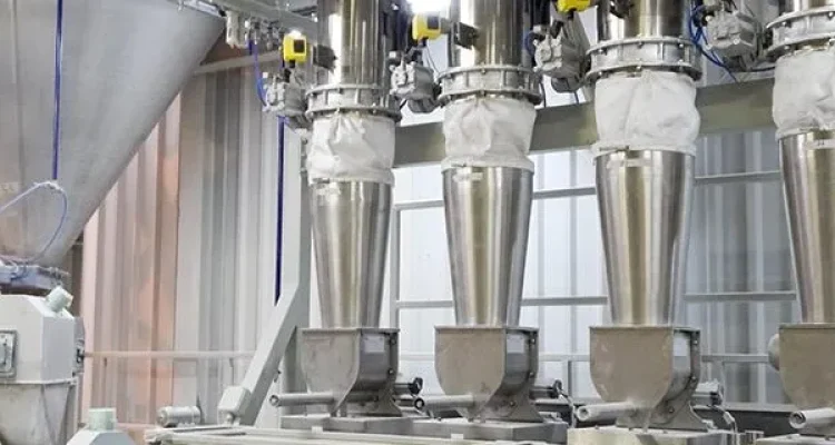 Planta de dosificación de polvo con tolvas y válvulas de acero inoxidable.